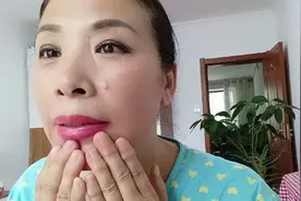 58岁梦梦每天2次干搓脸干搓脖子，皮肤细腻红润有弹性，看看手法