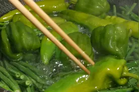 辣椒豇豆放滚烫水里煮一下成了下饭硬菜，农家下酱菜，干货分享