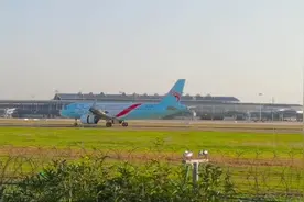 国庆节带着孩子宁波机场外围看飞机起降