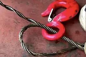 起重工不外传的绝活，吊钩轻松编到钢丝绳套里视频封面