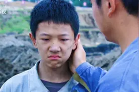 懂事的孩子为了给父亲交医药费，去工地拉煤，没想到被父亲误会。视频封面