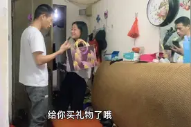 中秋节快到了，女友大晚上送月饼跟小伙分享，小伙太幸福了