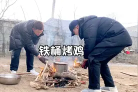 弟弟被气炸！花6个小时自制铁桶烤鸡，据说这味道堪比星级酒店？视频封面