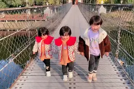 时隔一年爸爸带三姐妹来走吊桥，爸爸以为宝宝会害怕，真的长大了视频封面