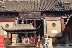 这里是上海豫园城皇庙老年门票十元进去看美景视频封面