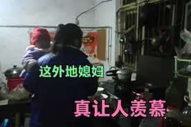 这河南媳妇真能干，抱着孩子做饭，只为让婆婆回家，有顿热汤热菜