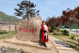 瀑布垂直下泄。砸落在岩石上，溅出的水花，像一团乳白色的薄云。