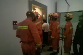 海南儋州：小男孩被困电梯崩溃大哭 消防快速救援视频封面