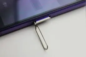 手机取卡没有取卡针？很简单，维修手机师傅教你一招，轻松取出！