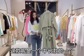 豆绿色长款风衣搭配浅灰色牛仔裤，时尚减龄有气质，春天逛街必备