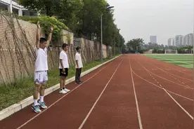 初二男生立定跳远！男生满分标准：2.50m