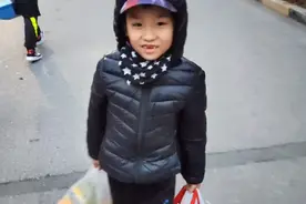 今天小豆包知道惹我生气了，特意帮我拎东西，还告诉我不重😂😂😂