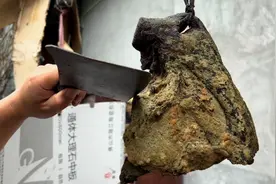 珍藏6年的老腊肉全身长满毛毛 特好奇里面啥样 切开后被惊艳到了视频封面