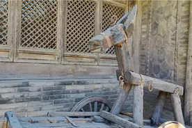 山西1000年古代大牢，竟发现死牢和女牢，女牢为何有一个木驴？视频封面
