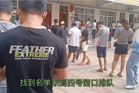 带小孩到海口市公立小学领入学通知书，交社保还办几个证就可以。视频封面