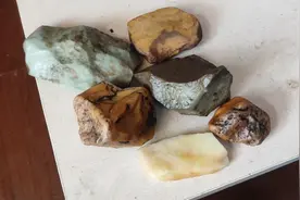 很多石友把新疆金丝玉和沙漠漆混淆了，一说就透三分钟给你理清