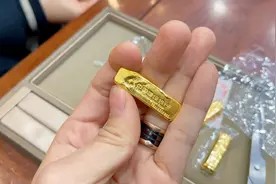 美女拿来的中国建设银行金条，社会险恶以防万一还是验一下的好！