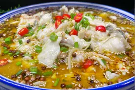 这才是酸菜鱼的正宗做法，汤汁浓白，鱼肉嫩滑鲜香，连汤汁都喝光