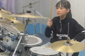 小鼓手妞妞架子鼓演奏歌曲《特斯河之战》，很震撼！视频封面