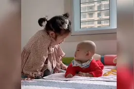 搞笑视频，姐姐训弟弟啥也不明白，长大不听我话看我咋收拾你视频封面
