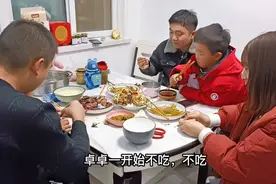 嫂子留几只大闸蟹晚饭蒸着吃，孩子们满屋跑，家里像开幼儿园一样