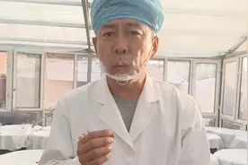 东北农家大酱没有防腐剂，是靠盐来调节的，盐放的再少就变质了。