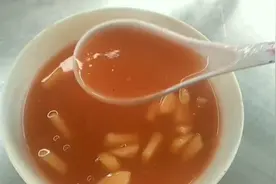 清新红润的山楂汤，既酸甜爽口，又消食开胃。最简单的调制方法。