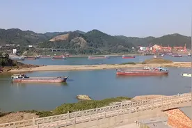 细看梧州西江黄金水道1200吨船如何原地掉头并驶入码头进行装货