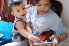 宝宝上一秒打姐姐，转眼又粘着姐姐，翻脸比翻书还快视频封面