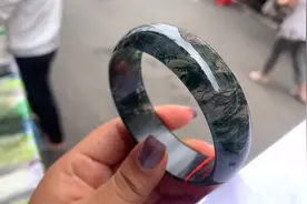 水草玛瑙回来新货 给大家选一只手镯的时候我可能已经看了几十只视频封面