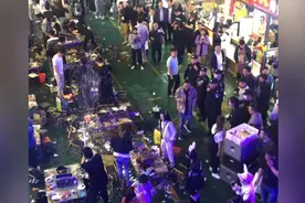 淄博烧烤摊一男子拿着酒瓶朝着别人泼酒，刹那间就被制服了视频封面