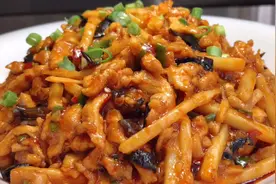 厨师长教你鱼香鸡丝的家常做法，步骤详细，滑嫩鲜香下酒又下饭