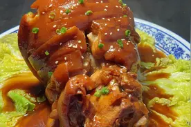 厨师长教你年夜饭红烧肘子家常做法，步骤详细，软烂入味肥而不腻