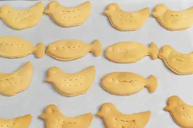 蛋挞液做成饼干，酥脆可口，香味浓郁，大人小孩都喜欢吃