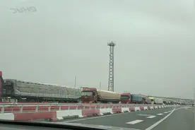 星星峡服务区等待入疆检查的车辆排了好长！视频封面