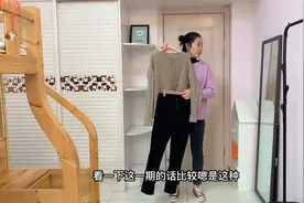 49的毛衣开衫，灰色系列也不错，搭配黑色牛仔裤，高级又好看