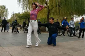 牙哥向美女小芳求婚了，牙哥哪来的自信？视频封面