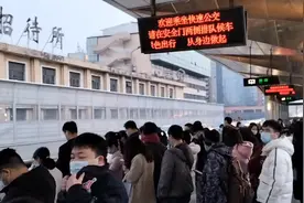 成都快速公交到新都大丰的K17路比K15路还火爆。两K17才有一趟K15视频封面