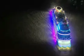 重庆看夜景人最多的地方，看完须沿过江大桥走一来回，关灯时间是