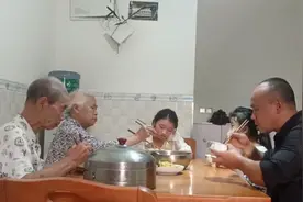 陪父母孩子一起吃早餐，虽然生活简单却是人生最大的幸福。视频封面