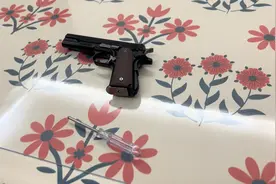 一战导火索M1911A1玩具枪拆卸安装过程。