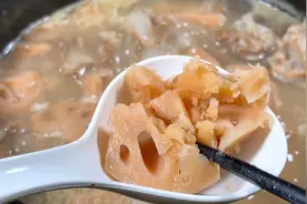炖排骨莲藕汤时，切记不要直接下锅炖，教你一招，汤鲜味美不发黑