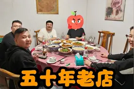 首富百里奔赴体验老阜阳地道土菜。五十年老店岁月更迭，味道始然