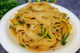 大厨教你凉拌凉皮的家常做法，酸辣开胃爽滑筋道，一盘只需三元钱