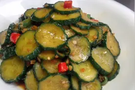厨师长教你蒜香黄瓜片的家常做法，步骤详细，香辣入味下酒又下饭