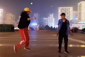 最火的彝族小调《来跳舞》爷爷遇到姥姥又要舞一曲哈哈