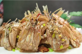 吃剩的皮皮虾，简单加工一下依然鲜味十足，外皮酥脆直接吃不浪费