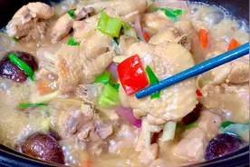 鸡肉炖香菇，切记不要放料酒和直接下锅煮，教你一招，汤鲜肉嫩