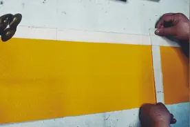 利用为客户写《婚书》的机会，老王亲自示范如何在粉彩纸上写小楷