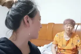 儿媳妇把小伙胳膊都咬紫了，婆婆的反应太真实，亲生的就是不一样视频封面